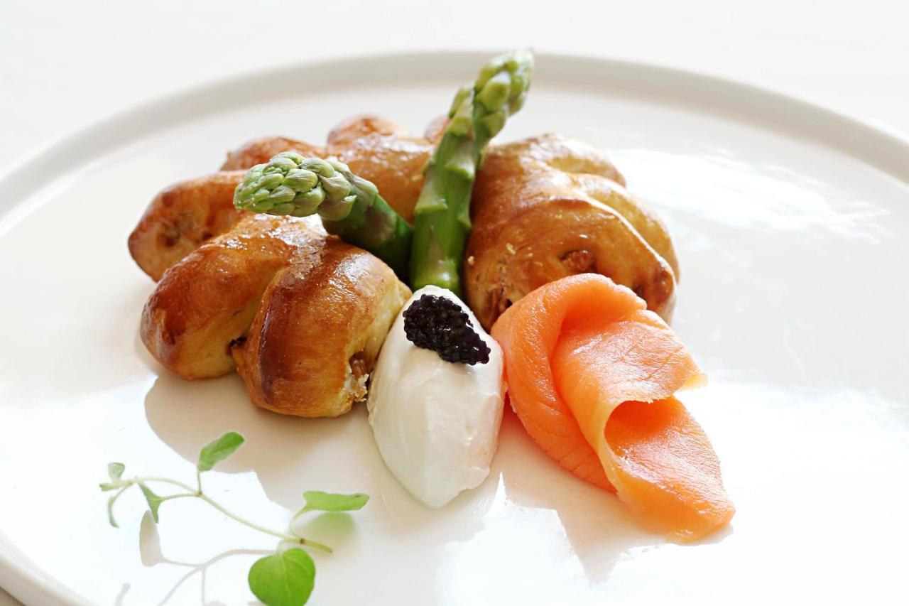 Le Meridien Джедда Экстерьер фото Caviar with asparagus and salmon