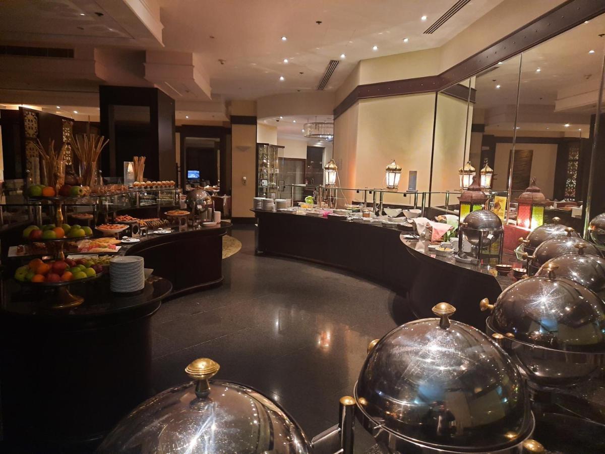 Le Meridien Джедда Экстерьер фото The buffet at the hotel