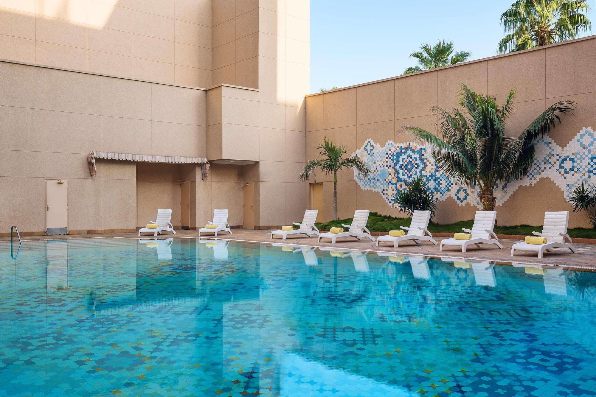 Le Meridien Джедда Экстерьер фото Swimming pool at the hotel